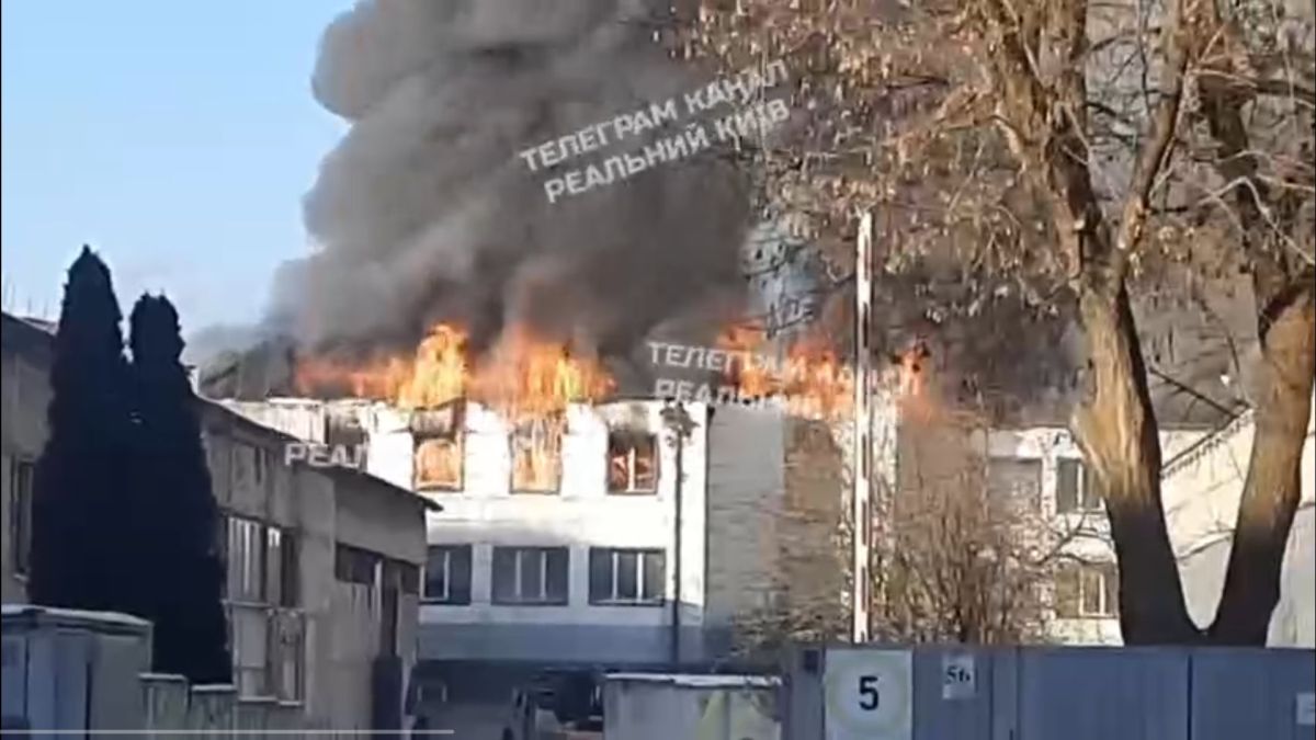 У Солом’янському районі Києва зранку сталася масштабна пожежа в складській будівлі У Солом’янському районі Києва масштабна пожежа в складській будівлі