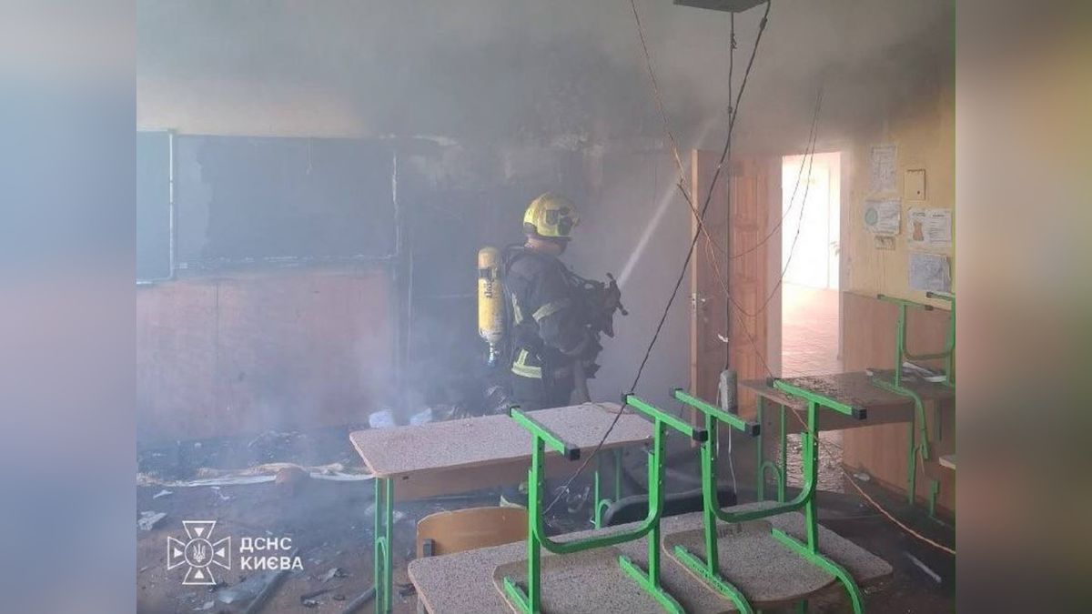 Удар по Шевченківському р-ну: четверо постраждалих, двоє — діти Рятувальник ДСНС Києва гасить пожежу в задимленому класі закладу освіти у Солом’янському р-ні після російського удару