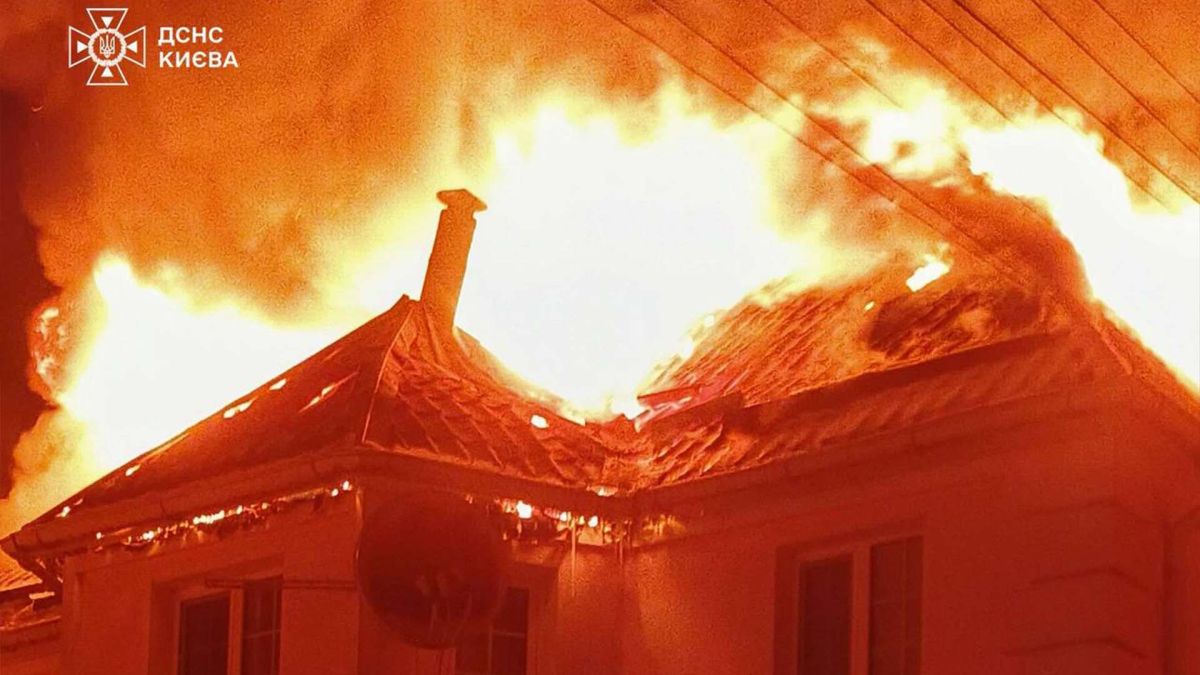 Пожежа в будинку, велике полум'я на даху