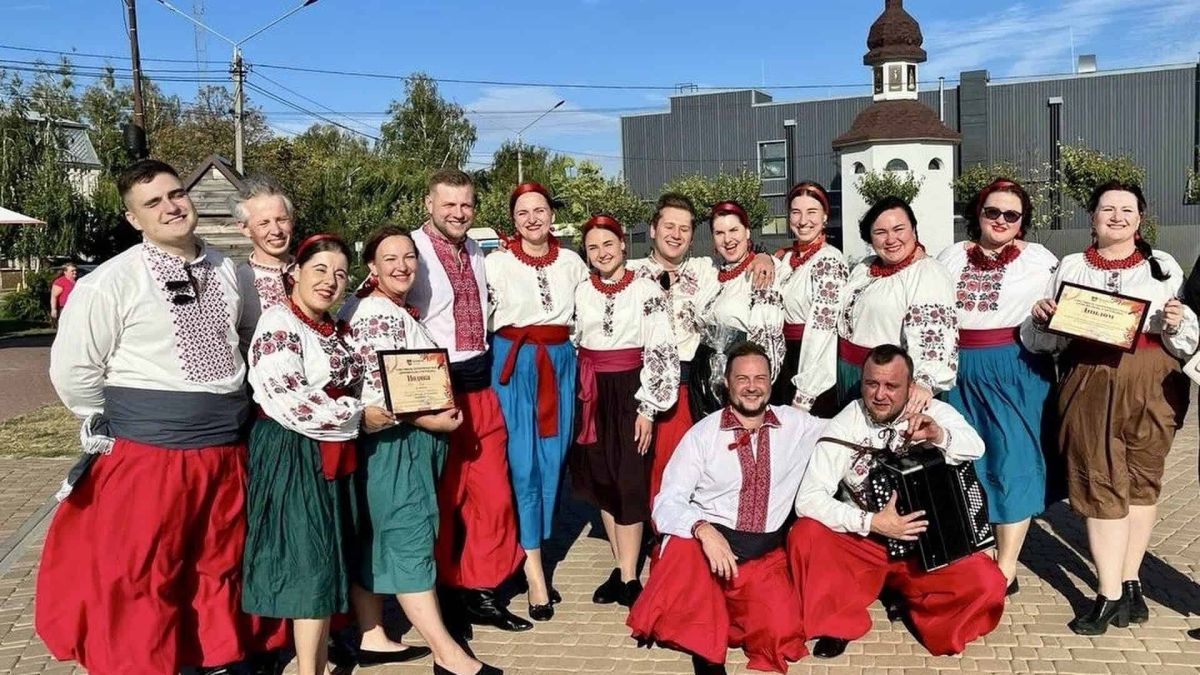 Учасники народного хорового ансамблю у вишиванках з дипломами та баяністом — фото з ювілейного фестивалю хорового мистецтва у Києві