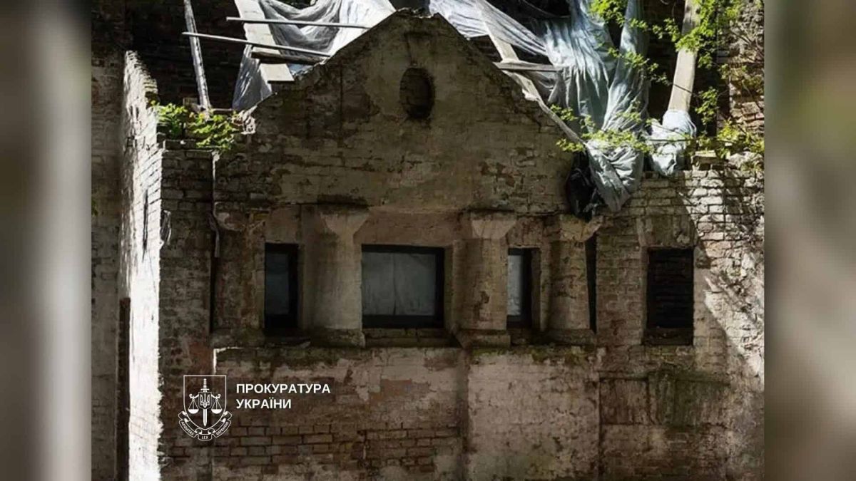 Костельна, 9-Б: прокуратура судиться за пам'ятку архітектури Занедбаний флігель садиби на вулиці Костельній у Києві з пошкодженим фасадом і накритим плівкою дахом