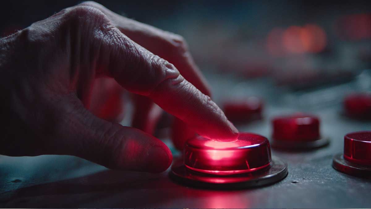 Палець на червоній кнопці