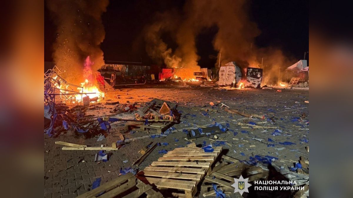 Атака на Київщину: двоє загиблих на Бучанщині, поранені у трьох районах Поліцейські документують наслідки удару безпілотника на Київщині — двоє загиблих на Бучанщині, постраждалі у трьох районах