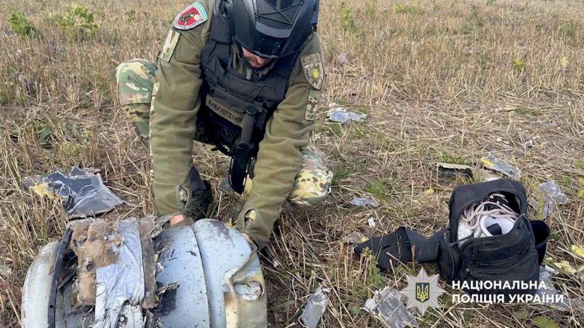 На Броварщині знищили бойову частину російського дрона Сапер сидить над частиною російського дрона