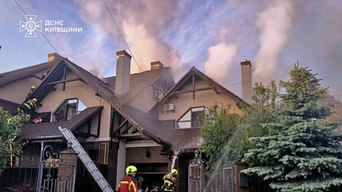 Рятувальники ДСНС Київщини ліквідують пожежу в таунхаусі Бучанського району після ракетно-дронового удару Росії по Київщині 2 червня 2026 року
