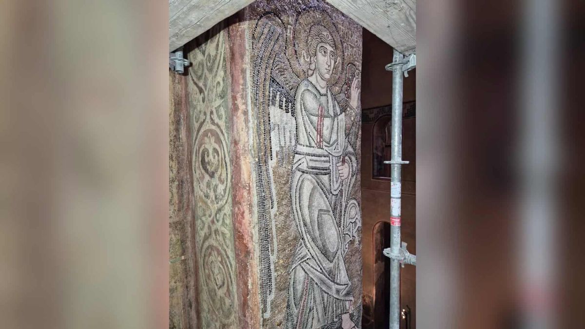У Софійському соборі реставратори відкривають мозаїку «Благовіщення» Реставратори очищають тисячолітню мозаїку «Благовіщення» під склепінням Софійського собору в Києві