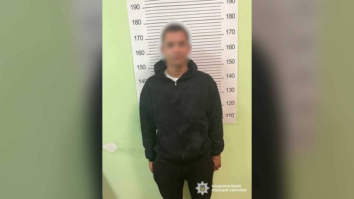 У Василькові чоловіка підозрюють у стрільбі в брата з травматичного пістолета Затриманий у Василькові чоловік у чорному спортивному костюмі стоїть біля ростоміра, обличчя розмите