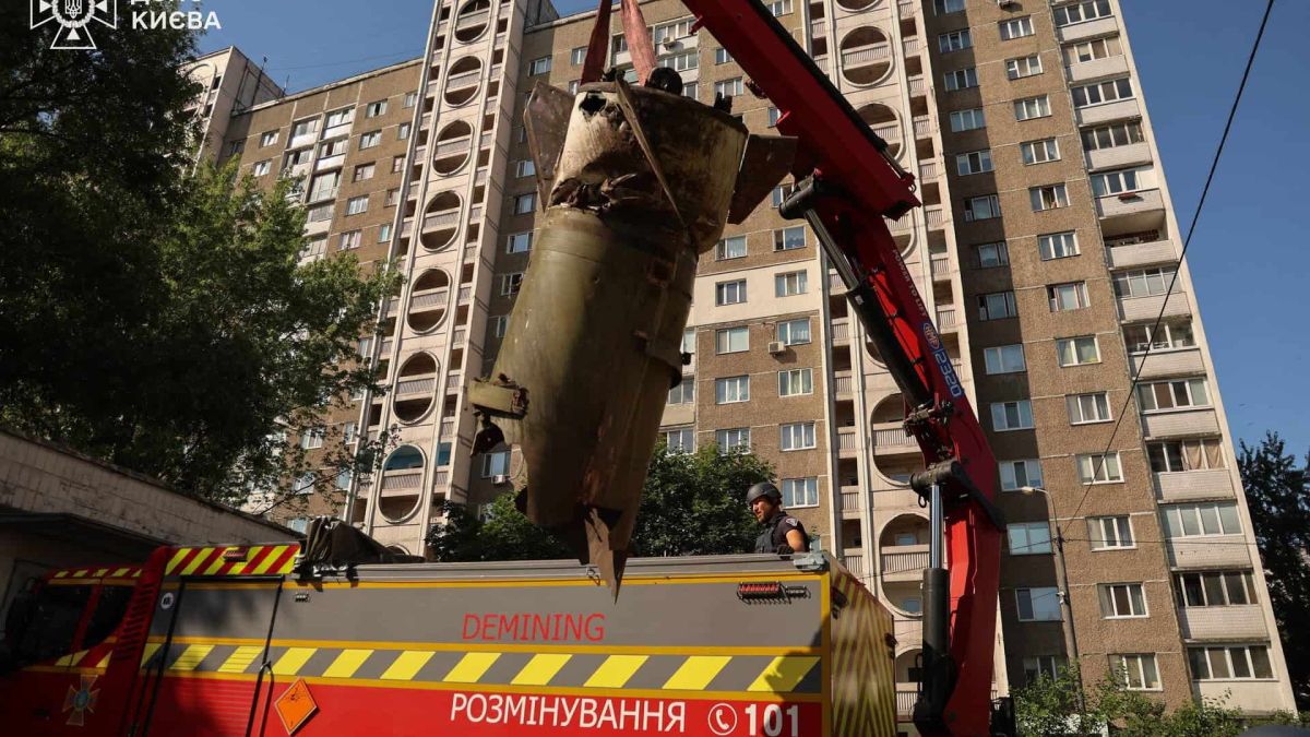 Піротехніки ДСНС вилучили бойову частину ракети після удару по Дарниці Рятувальники ДСНС гасять пожежу в гаражному боксі в Дарницькому районі Києва після нічного обстрілу на площі 300 кв. м