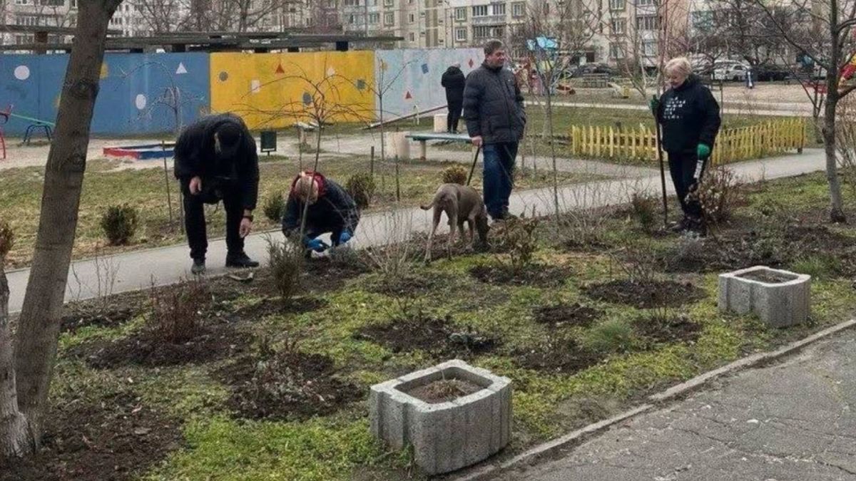 Мешканці Києва та волонтери прибирають двори та зелені зони під час весняної толоки у чотирьох районах столиці