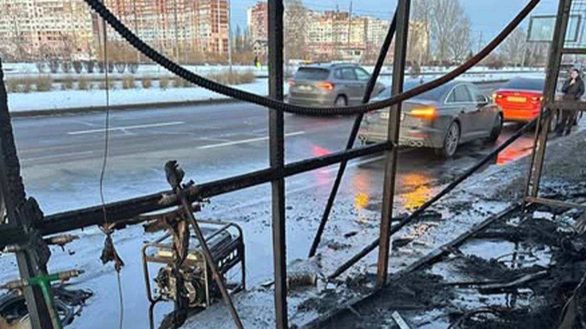 Згоріла частини споруди шиномонтажу та траса, якою проїжджають автомобілі