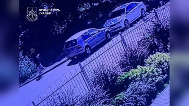 Двох кур’єрів шахраїв судитимуть за схему з «перевіркою СБУ» на 2,8 млн Двоє чоловіків стоять біля поліцейського авто в Солом'янському р-ні Києва після затримання за пособництво шахрайству на 2,8 млн грн