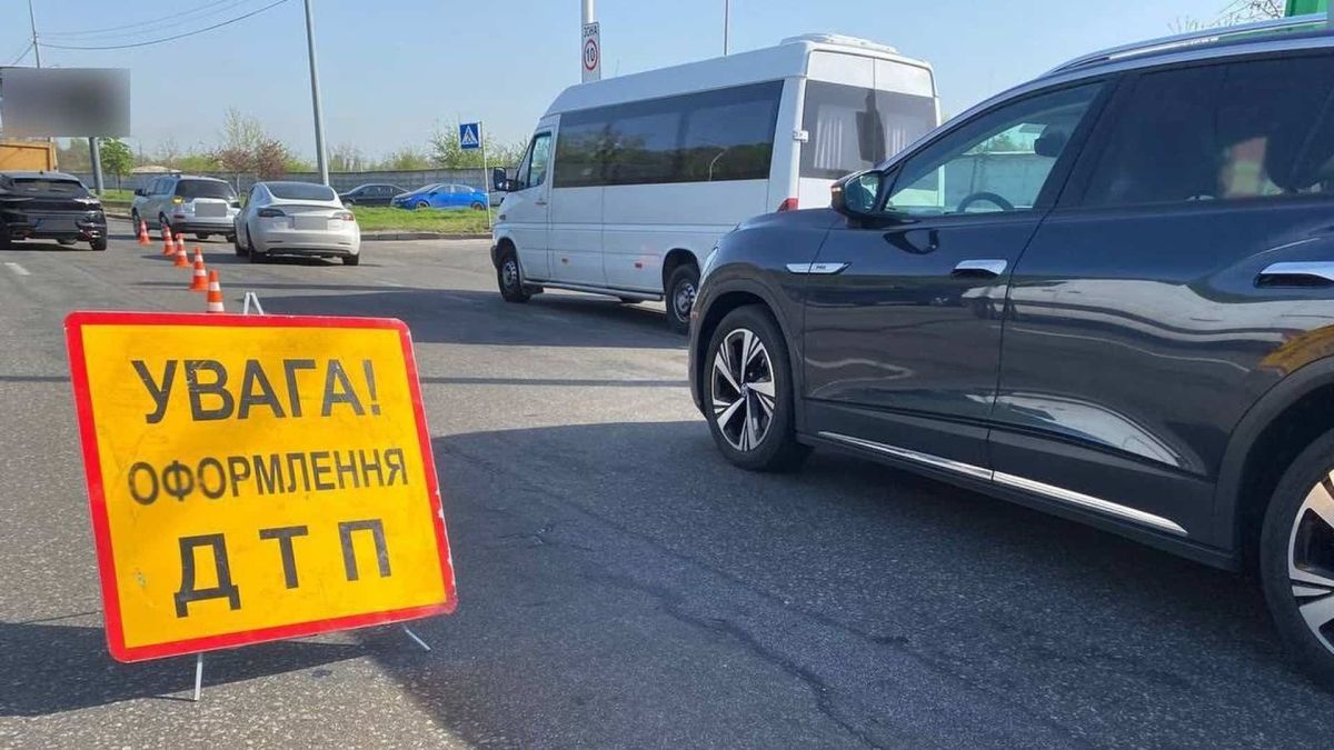 Знак «Увага! Оформлення ДТП» перед аварією