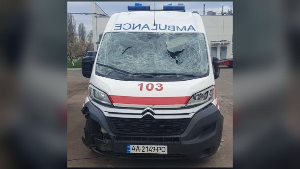 Пошкоджена машина швидкої медичної допомоги з розбитим лобовим склом і написом 103 після повторного російського удару у Києві 16 квітня 2026 року