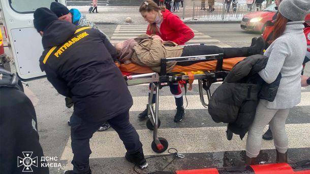 Рятувальники на ношах транспортують постраждалу людину