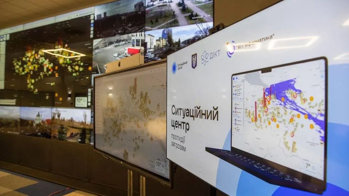 Екрани Ситуаційного центру Києва з мапами міста, камерами відеоспостереження та даними цифрового двійника