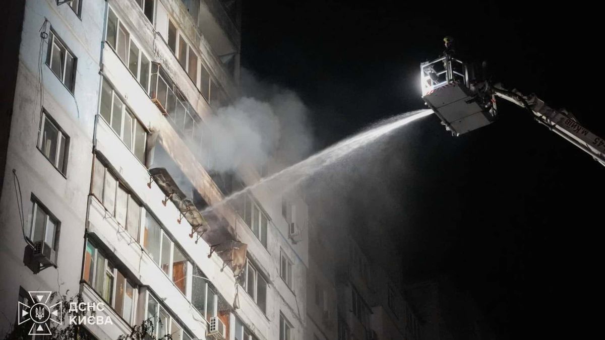 Рятувальники ДСНС з автодрабини гасять пожежу на 10-му поверсі 12-поверхового житлового будинку в Деснянському р-ні Києва