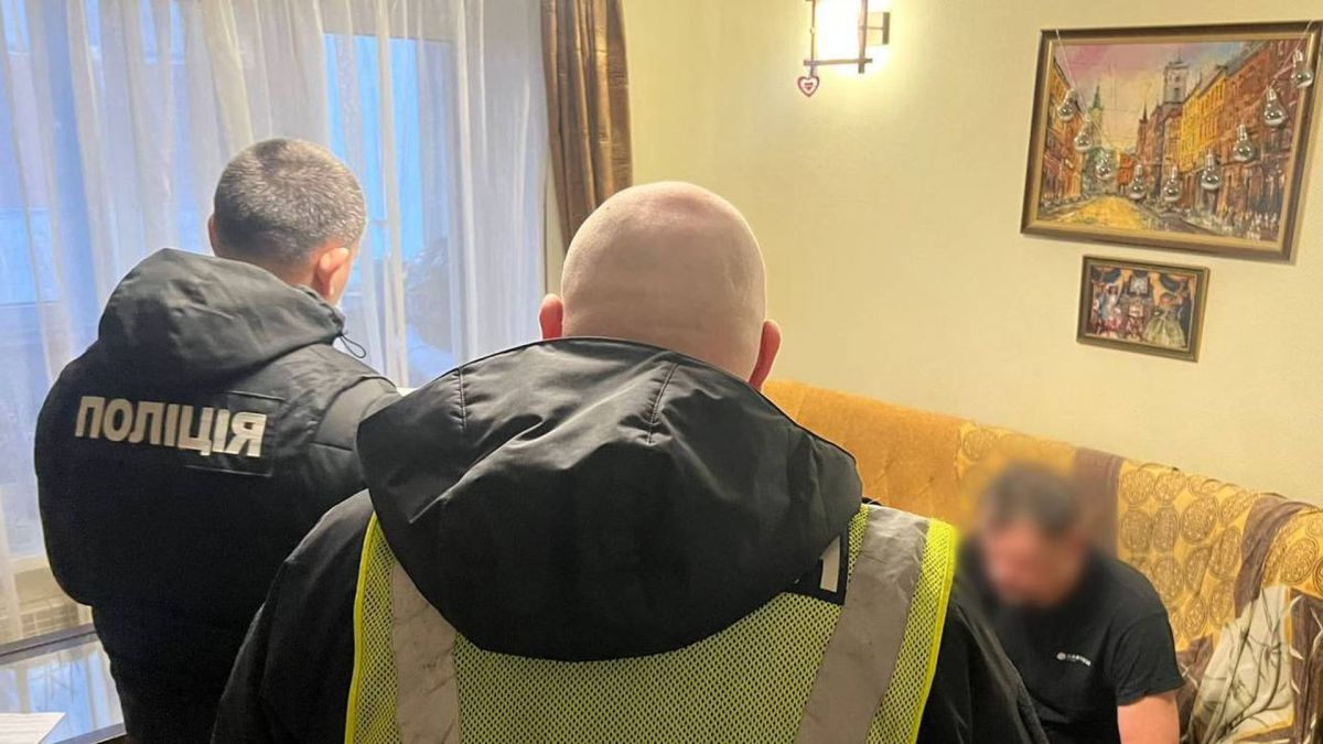 Поліцейські у формі проводять затримання підозрюваного у справі про розтрату бюджетних коштів на реконструкції парку «Фестивальний»