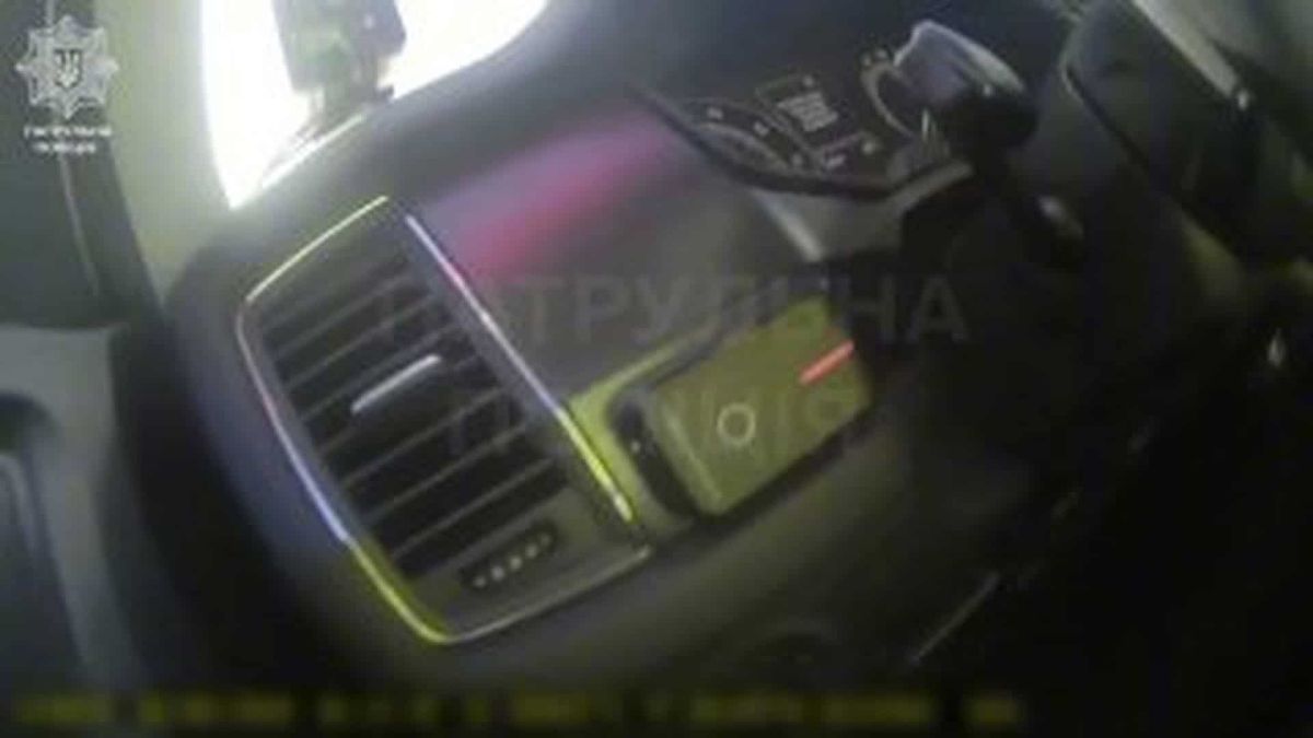 Патрульні на автомобілі Фантом надають домедичну допомогу постраждалому водієві після ворожої атаки у Голосіївському р-ні Києва