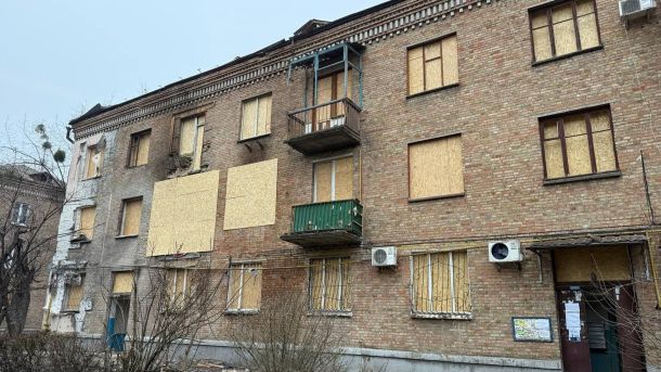 Kyiv City Express: затримка 38 хвилин та зміна платформи Будинок із забитими фанерою вікнами