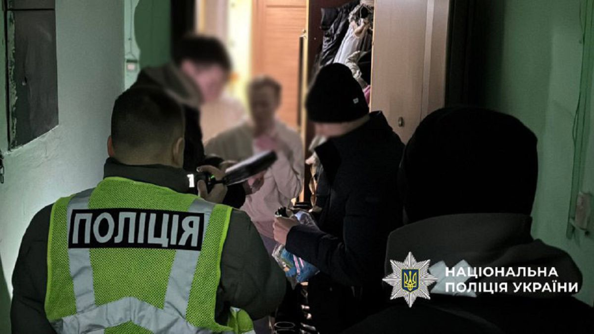 Четверо поліцейських і підозрювана