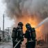 Головні новини Києва | Kyiv.News Двоє рятувальників у захисному спорядженні гасять пожежу зі ствола