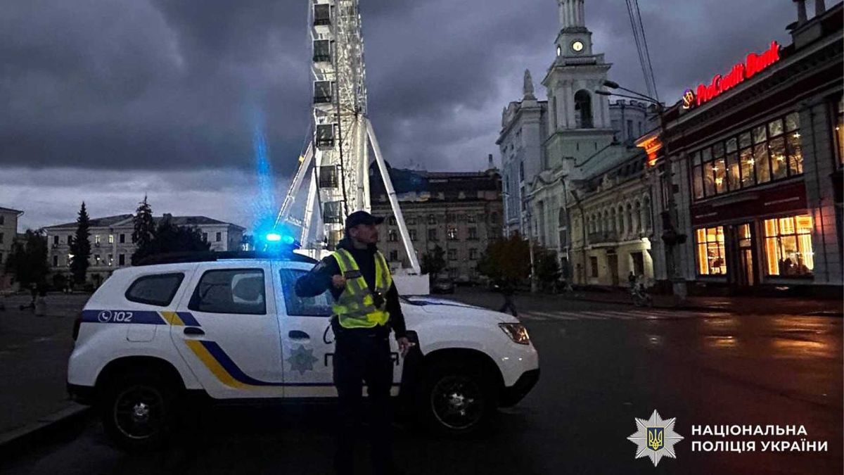 Київ після атаки: поліція посилила патрулі на знеструмлених вулицях Поліцейський біля службового автомобіля під час патрулювання