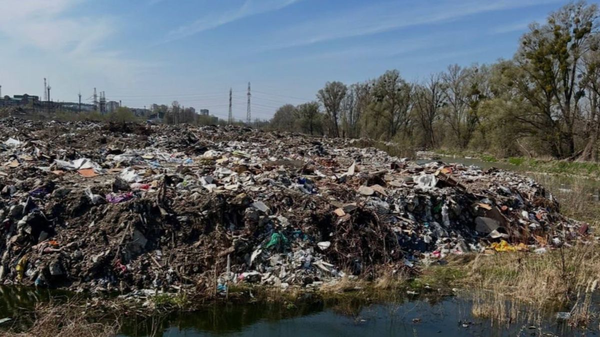 Незаконне сміттєзвалище площею 3,4 гектара на березі річки Буча в місті Ірпінь Київської області