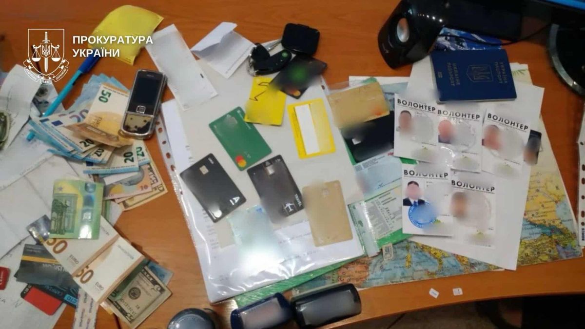 Речові докази у кримінальній справі: гроші, картки, печатки та підроблені посвідчення волонтерів — справа засновника благодійного фонду