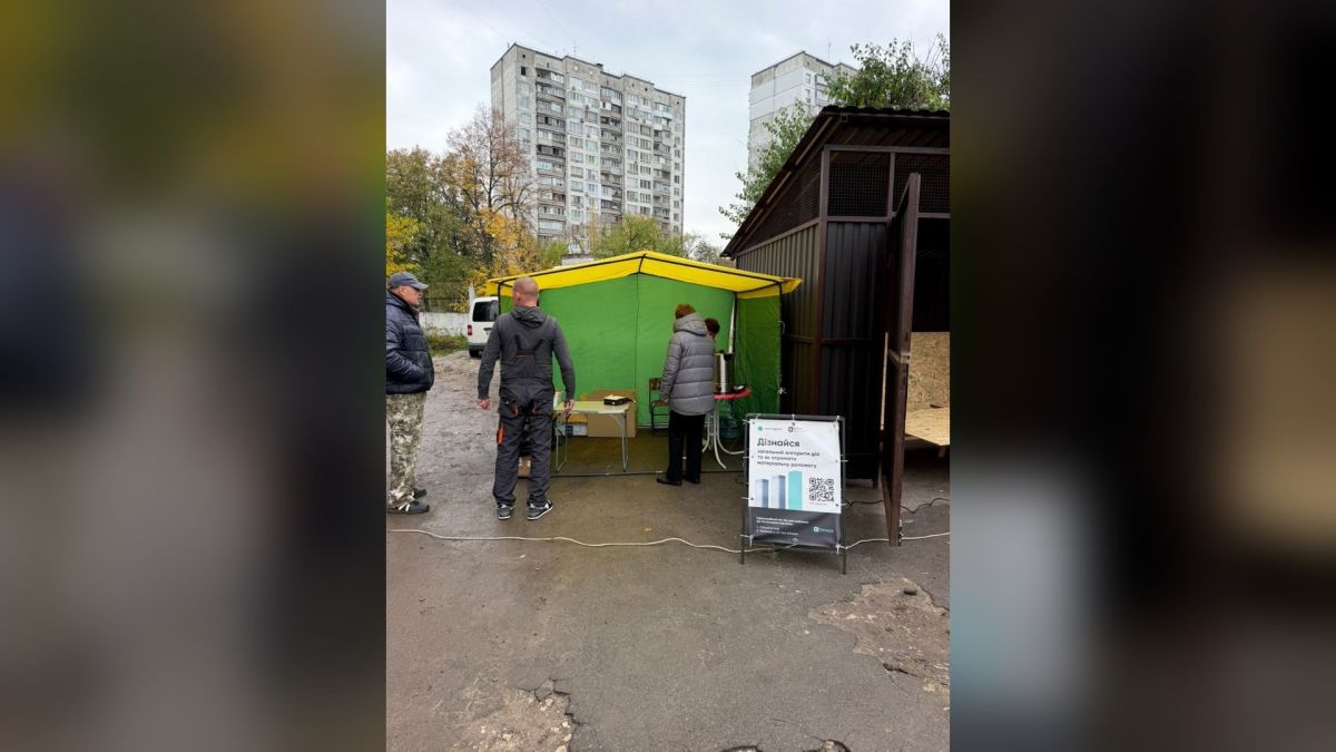 У Деснянському р-ні працює штаб допомоги постраждалим: адреса й контакти Намет штабу допомоги постраждалим на вулиці Мілютенка в Деснянському р-ні Києва, біля нього люди й стенд з інформацією