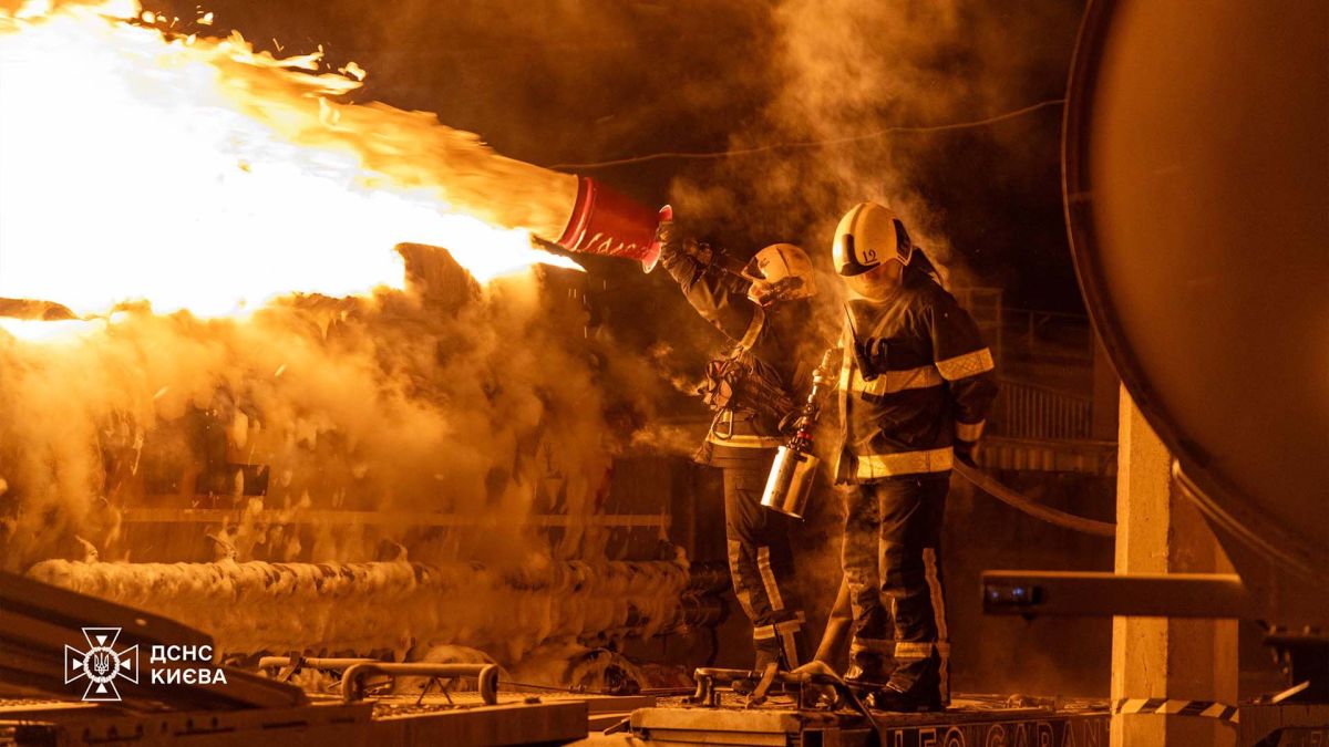 Нічна атака на Київ: 1 загиблий, 4 постраждалі (оновлено) Пожежник розливає суміш для гасіння полум'я