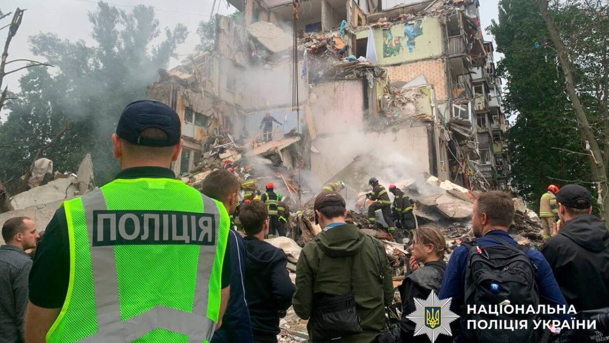 Київ. Рятувальні роботи після удару армії РФ по житловому будинку