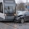 Ілюстративне фото: пошкоджена внаслідок ДТП автівка стоїть впритул до трамвая на перехресті вдень