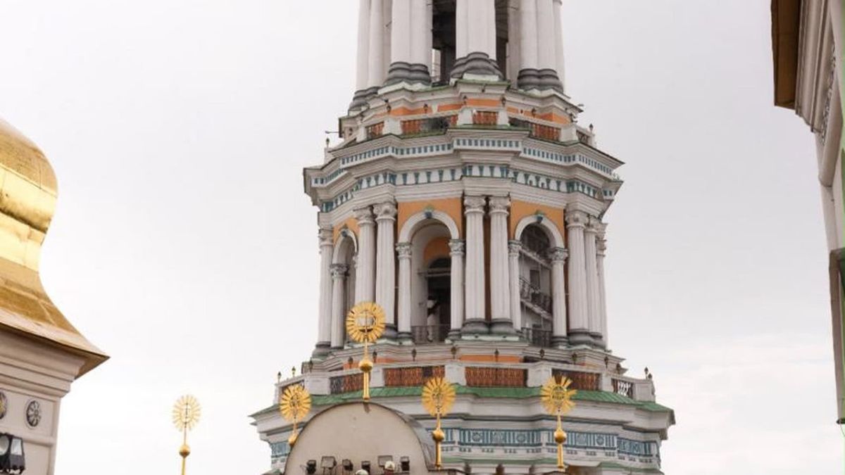 Рятувальники завершили консервацію даху Успенського собору Рятувальники ДСНС проводять відновлювальні роботи на даху Успенського собору Києво-Печерської лаври після російської атаки 15 червня