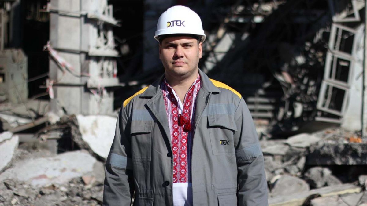 Укренерго: відключень 19 квітня не буде Працівник ДТЕК у вишиванці та касці на тлі зруйнованого російським ударом енергетичного об'єкта