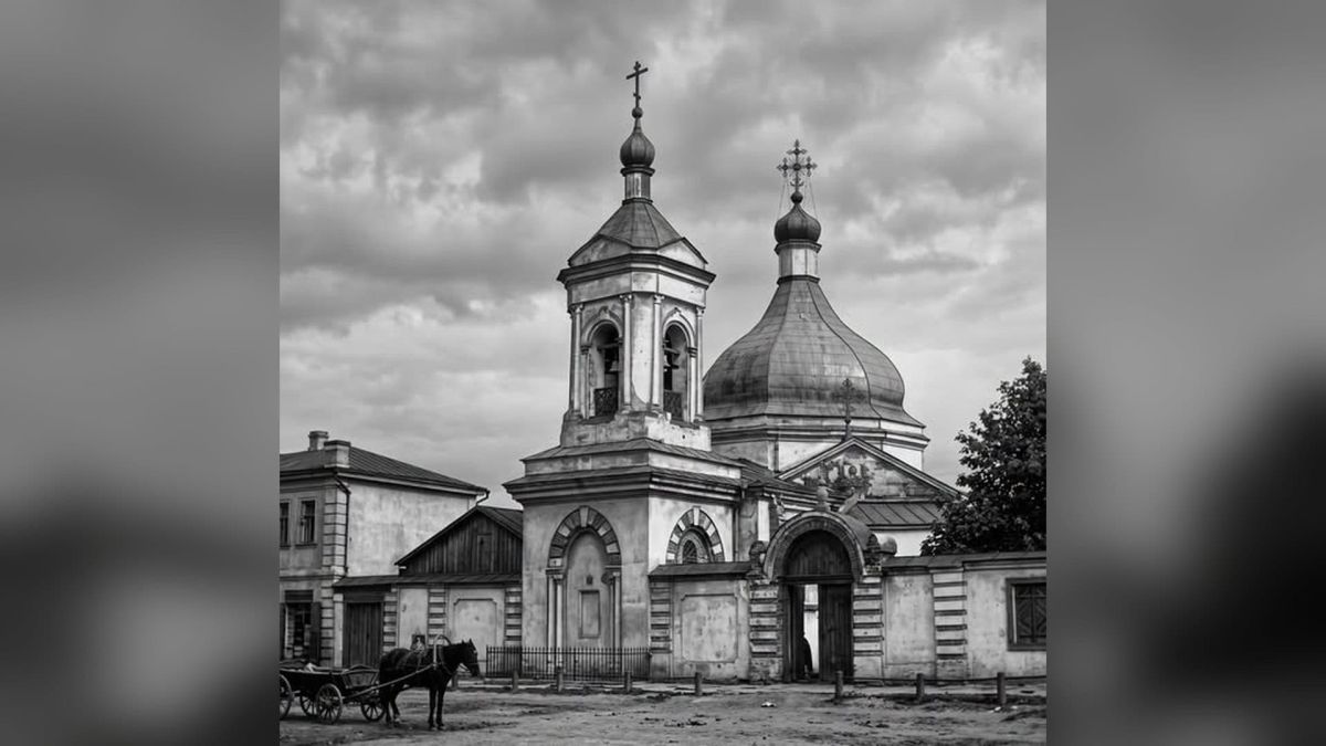 Архівне чорно-біле фото київської церкви з дзвіницею, куполом і брамою, на площі перед нею кінь із возом
