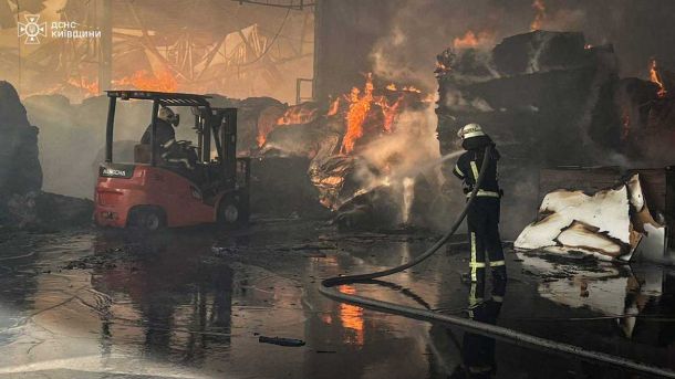 Понад добу гасили масштабну пожежу у Білій Церкві після російської атаки
