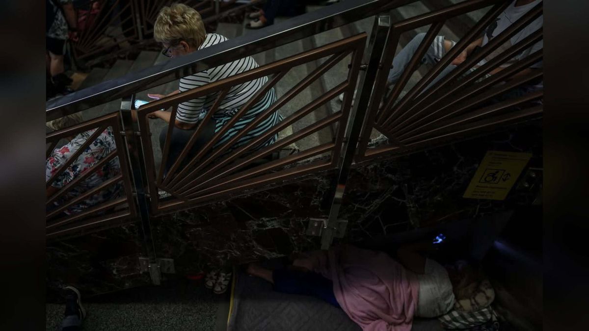38 000 киян ховались у метро під час атаки 20 серпня — понад 2000 серед них діти У ніч проти 20 серпня під час масованого обстрілу Києва на станціях столичного метро перебувало понад 38 000 людей, більше 2 000 з яких — діти. Повітр