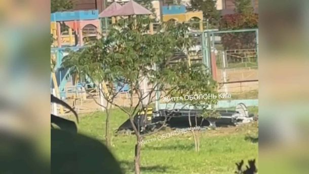 Двір житлового будинку в Оболонському р-ні Києва, де впав шахед поряд із дитячим майданчиком без детонації
