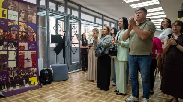 Відвідувачі оглядають експозицію культурного простору VEZHA, присвяченого пам'яті Маріуполя