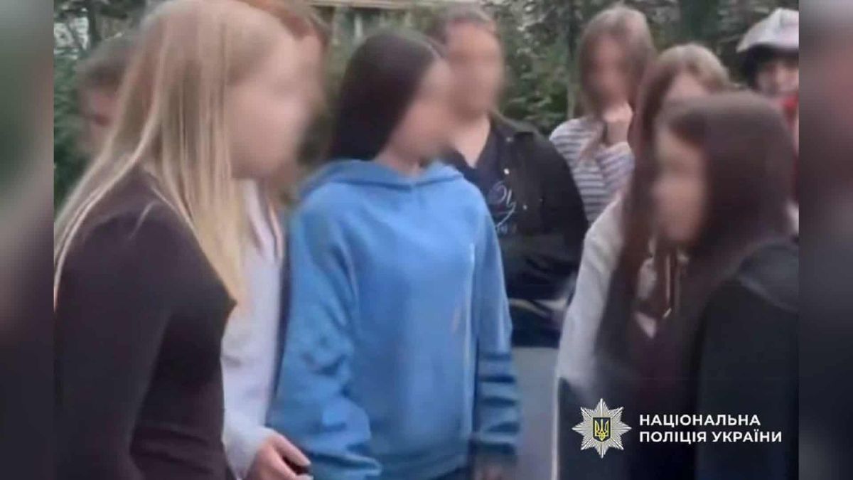 Кадр із відео: група школярок із заблюреними обличчями на шкільному майданчику в Голосіївському р-ні Києва