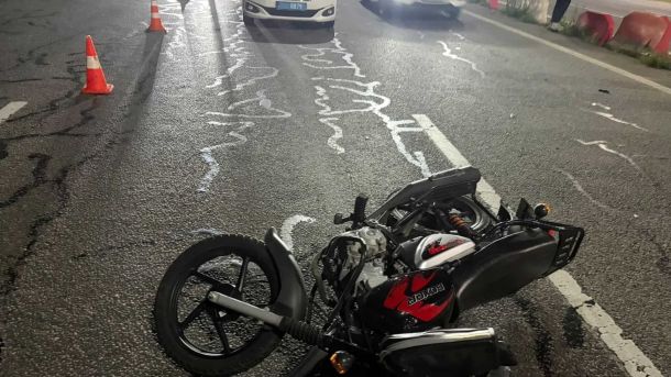 Біля Гатного на трасі Київ — Одеса мотоцикл зіткнувся з Honda, є потерпілий Перекинутий мотоцикл Boxer на асфальті траси Київ — Одеса біля Гатного після зіткнення з автомобілем, позаду поліцейське авто