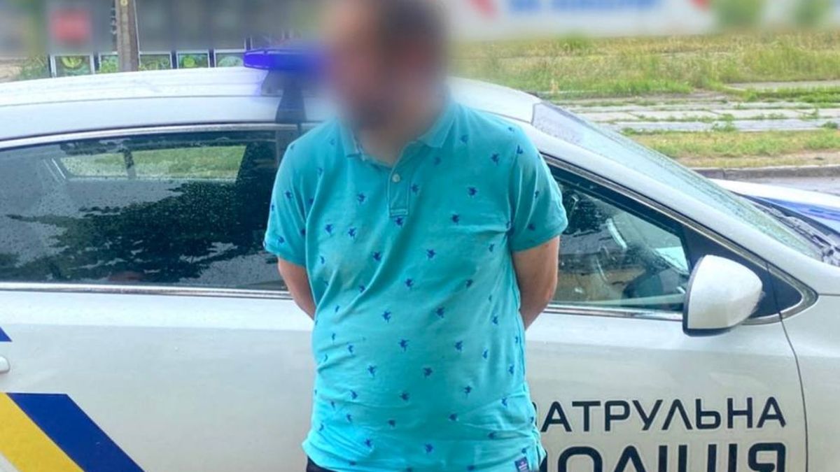 Патрульні Деснянського району впіймали грабіжника за лічені хвилини Патрульні поліцейські Деснянського району Києва затримують підозрюваного у пограбуванні із застосуванням кайданок