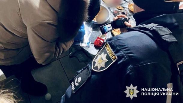 Поліціянти Національної поліції України проводять обшук у помешканні підозрюваного у збуті психотропної речовини PVP на Білоцерківщині