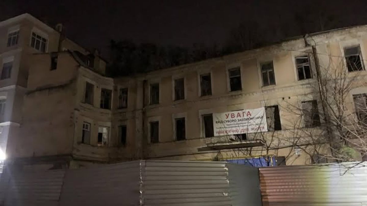 Занедбаний флігель садиби Бонадурера на вулиці Грушевського, 4б у Києві вночі — будівля 1878 року під загрозою знесення