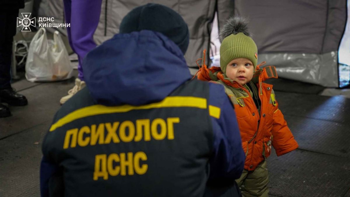 Психолог ДСНС спілкується з маленькою дитиною в пункті незламності