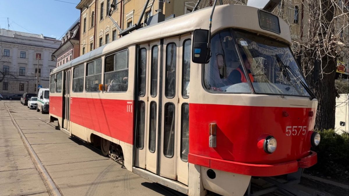 Випускники навчального курсу водіїв трамвая КП Київпастранс отримують свідоцтва про кваліфікацію