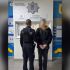 Головні новини Києва | Kyiv.News Поліцейський веде затриманого в кайданках із заблюреним обличчям у відділі поліції на Київщині