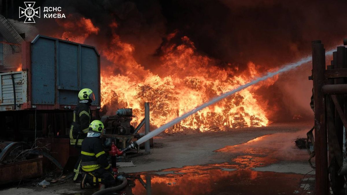 Пожежа на підприємстві у Голосіївському: працює 83 рятувальн
