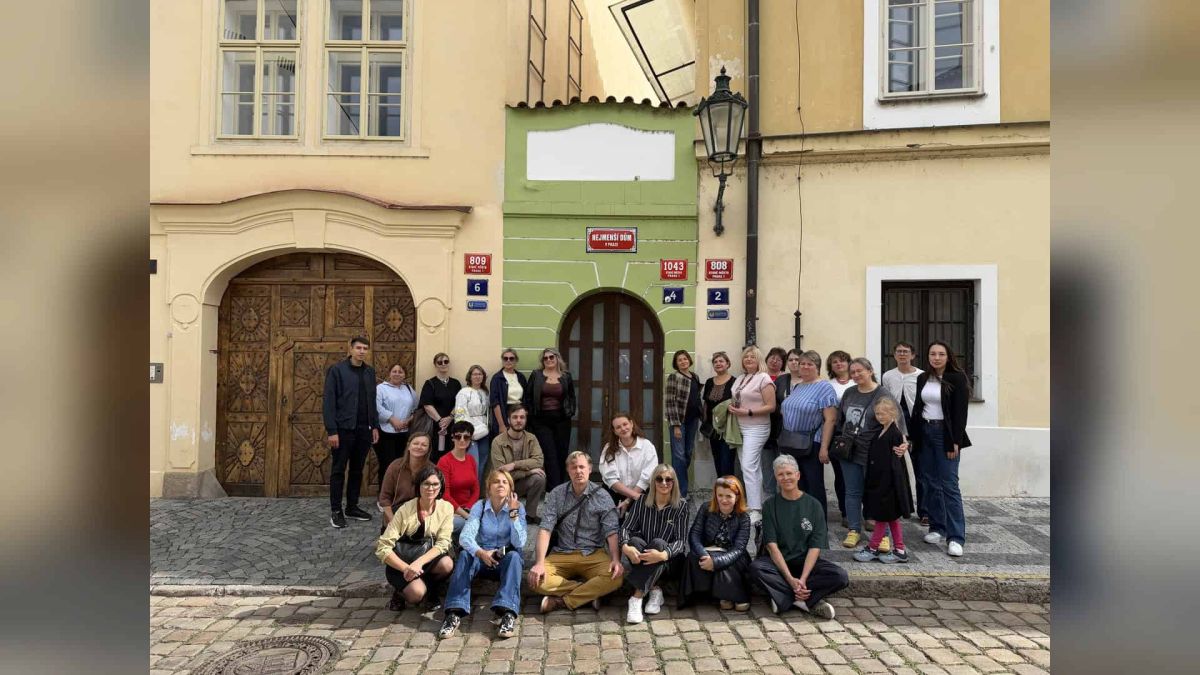 Учасники програми «Корені та крила» на груповому фото біля історичної будівлі в центрі Праги