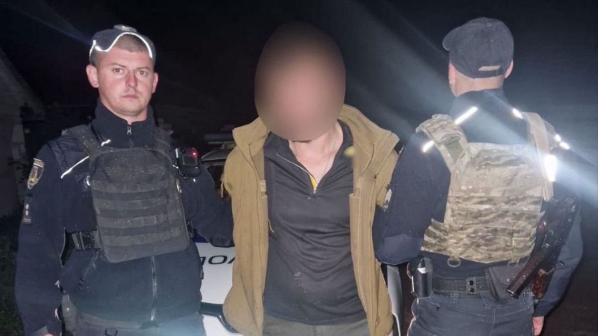 Затримання чоловіка, якого підозрюють у скоєнні злочину, двоє правоохоронців тримають чоловіка під руки